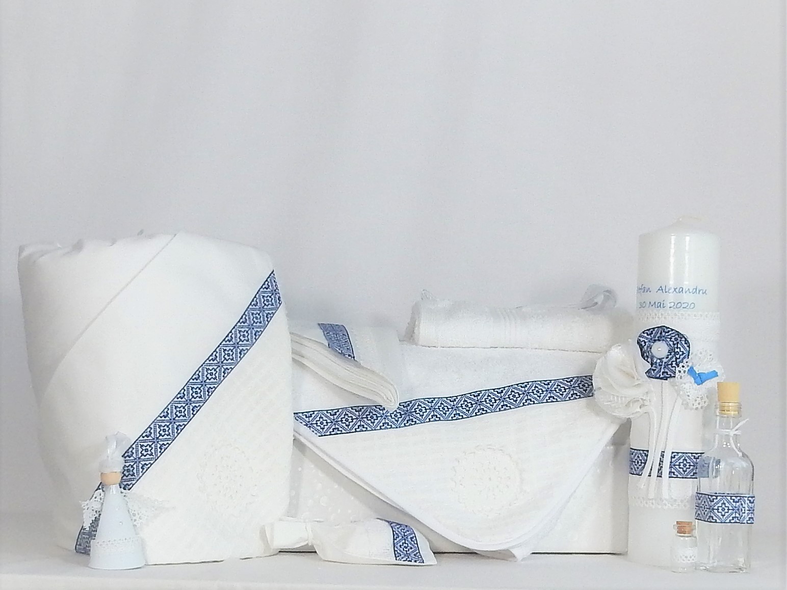 Set alb pentru botez tradițional- trusou, lumânare, păturică- Cusătură Albastră