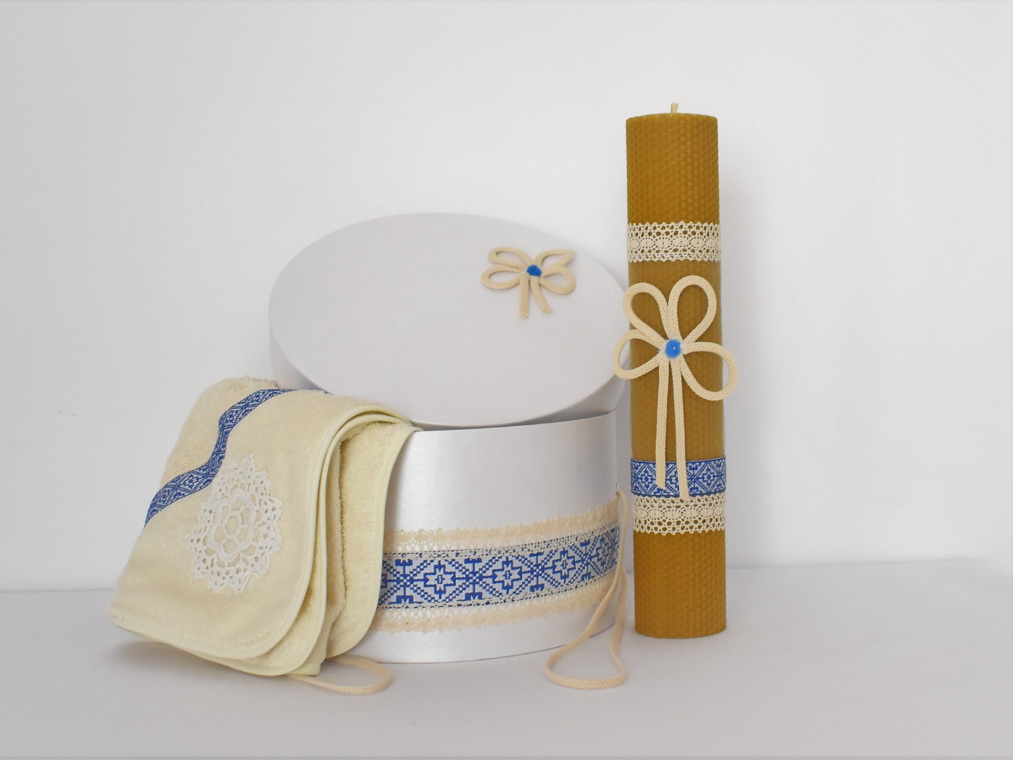 Cufăr alb sidefat cu mânere textile pentru trusourile de botez tradiționale